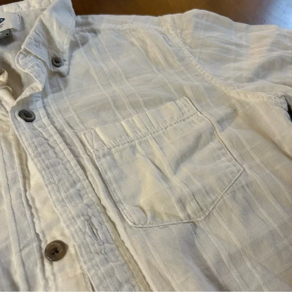 Textured White Short Sleeve Button-Up Shirt | Boys Size 6/7 | Collared Shirt - Picture 3 of 6